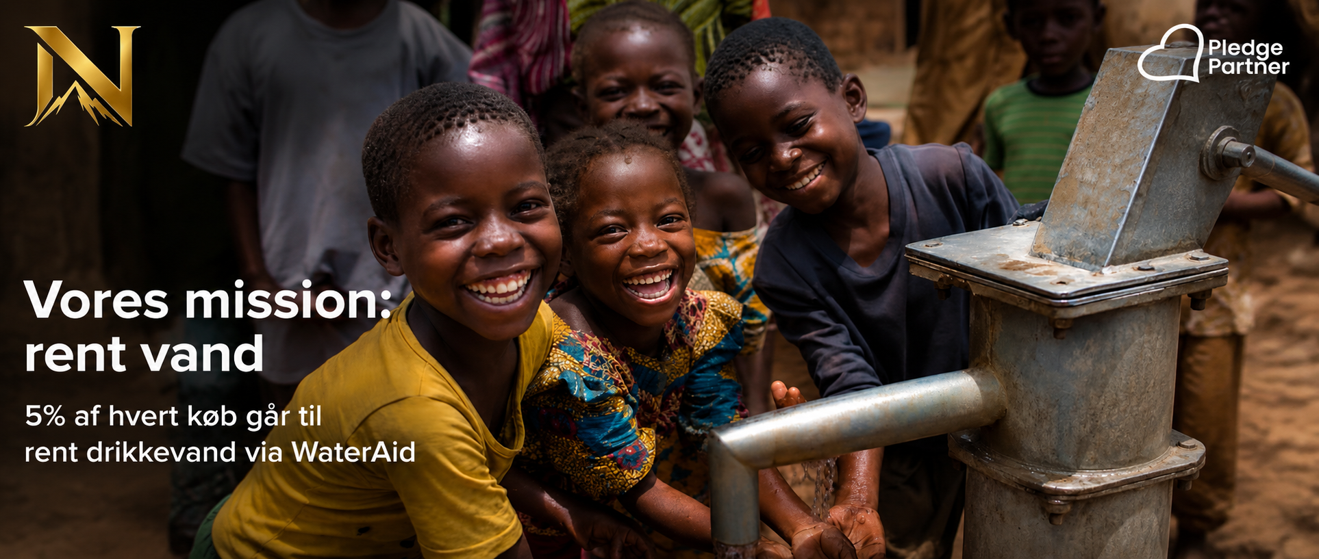 Glade børn ved en vandbrønd der symboliserer støtte til rent drikkevand via WaterAid og NordvitalDK.